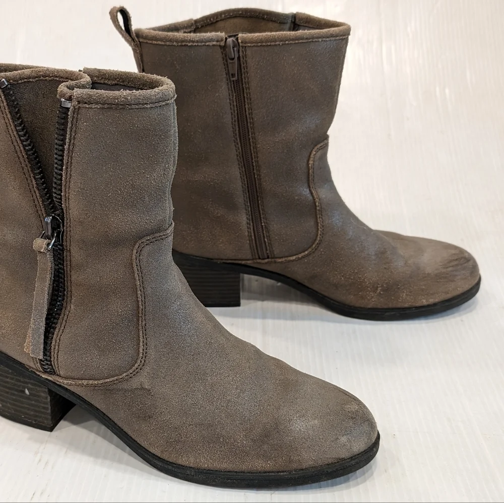CLARKS Collection Nevella Devon Women's taupe suede zip ankle booties size 10